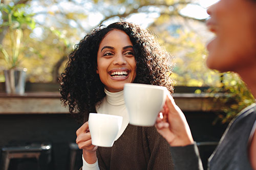 Image Text: 500x332_0030_Two women drinking coffee at a coffee shop